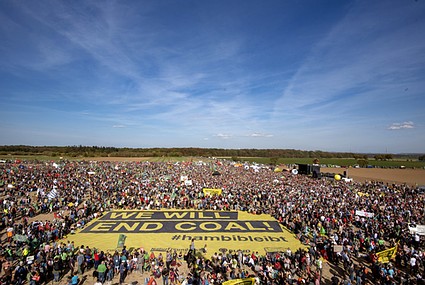 Luftbild der Demonstration mit Bodenplakat im Zentrum